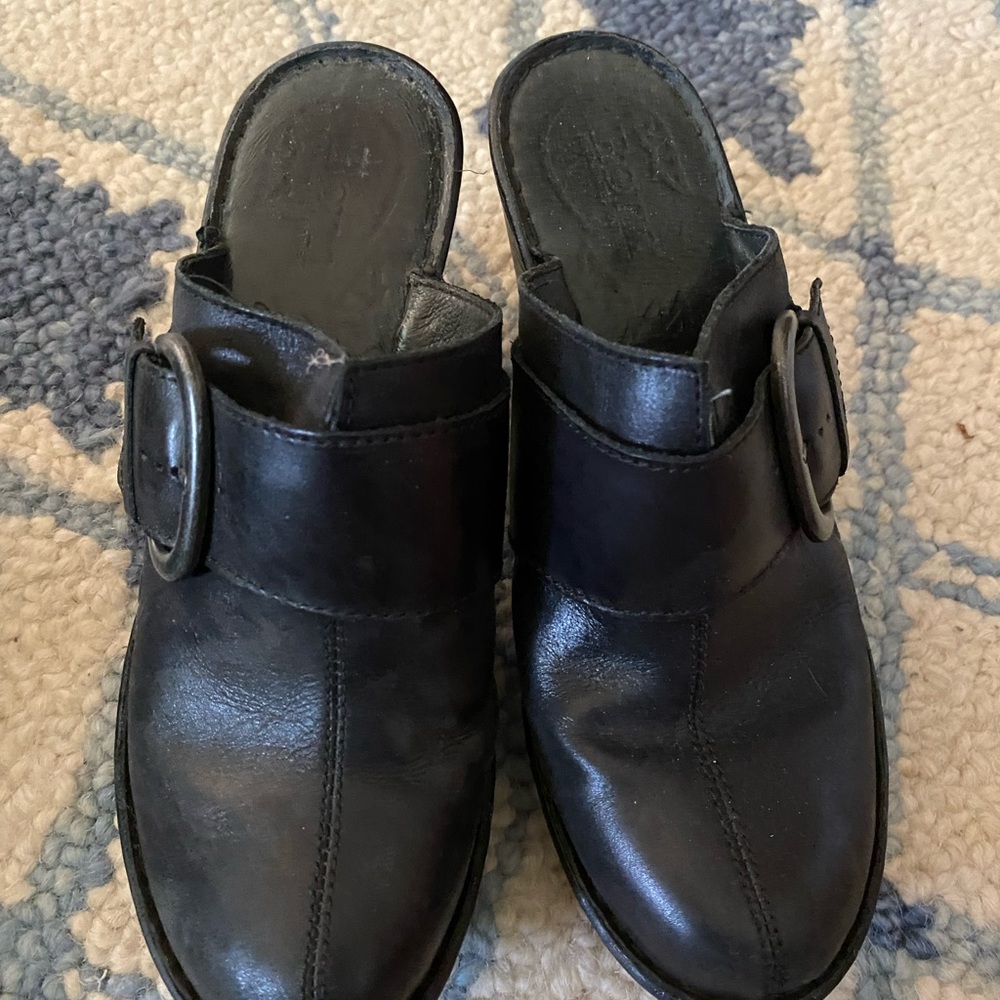 BORN black leather clogs 8/39 with buckle